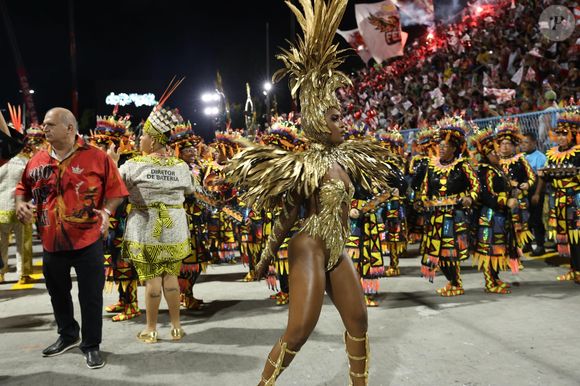 Primeira noite de desfiles do Carnaval do RJ também teve Érika Januza no posto de Rainha de Bateria da Viradouro