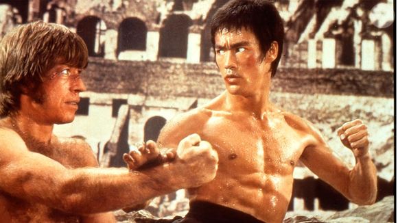 'O Voo do Dragão': um jovem lutador vai a Roma para ajudar a família e acaba enfrentando criminosos que querem tomar o restaurante deles