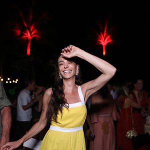 O vestido amarelo de Monica Martelli foi destaque no pré-Réveillon Amoré