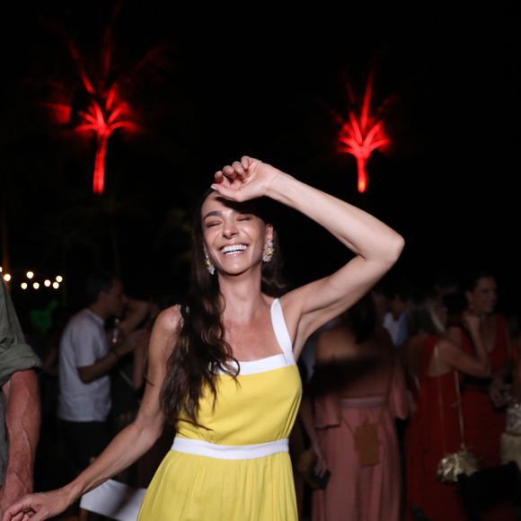 O vestido amarelo de Monica Martelli foi destaque no pré-Réveillon Amoré