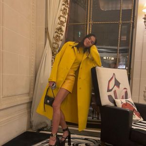 O trench coat pode ganhar destaque em cores mais sóbrias, ou em tonalidades mais vibrantes e em apostas monocromáticas, como essa de Bruna Marquezine.