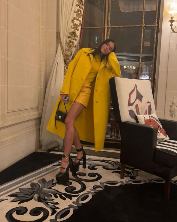 O trench coat pode ganhar destaque em cores mais sóbrias, ou em tonalidades mais vibrantes e em apostas monocromáticas, como essa de Bruna Marquezine.