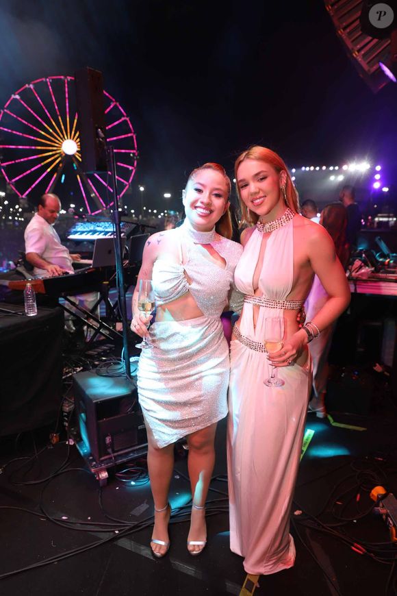 Mari Fernandez e a esposa, Júlia Ribeiro, apostaram em vestidos com recortes no Réveillon 2026