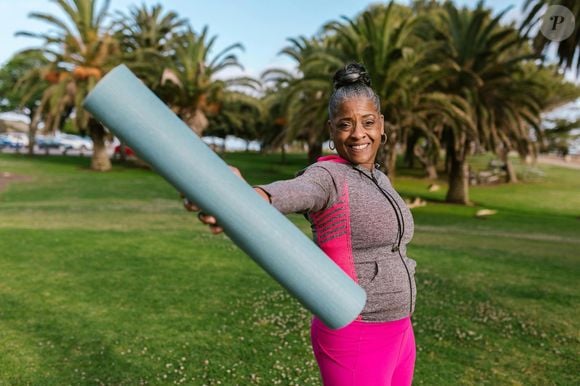 Pilates pode ser feito em casa, na academia ou ao ar livre, o que o torna uma atividade muito prática para o dia a dia