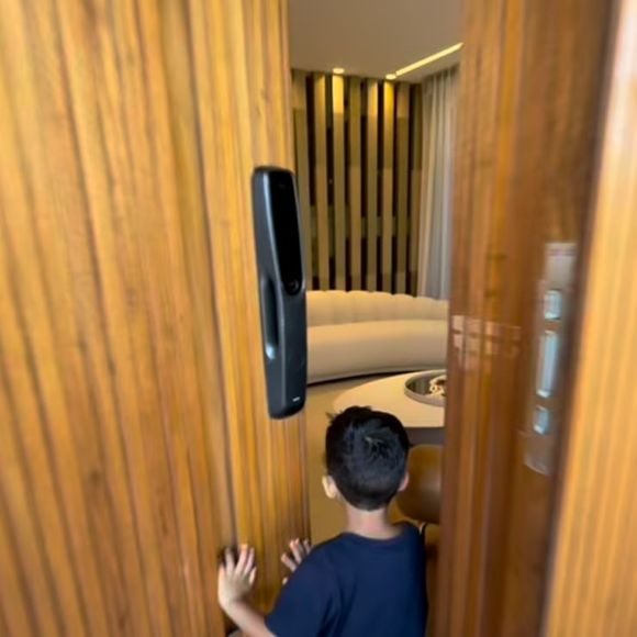 Localizado em um condomínio frequentado por famosos como Ludmilla e Brunna Gonçalves, o imóvel de Belo virou símbolo de ostentação fora das telas, de acordo com informações do jornal Extra