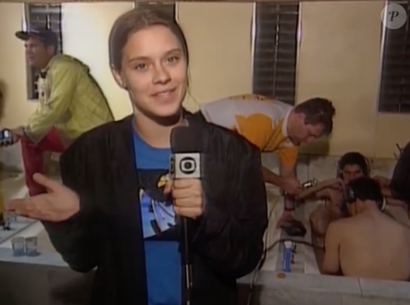 O que poucos se lembram é que, em 1995, Carolina Dieckmmann fez parte do quadro 'Repórter por um dia', do 'Fantástico'