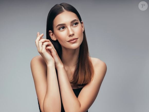 Para quem prefere fios mais alinhados, o corte reto com pontas leves traduz a sofisticação do 'Quiet Luxury' sem deixar o cabelo pesado.