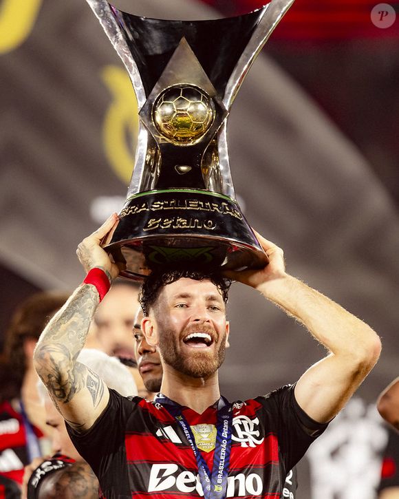Léo Pereira, do Flamengo, ergue a taça de campeão brasileiro de 2025 na mesma semana na qual o time foi campeão da Libertadores
