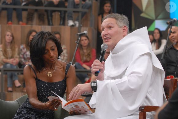 Padre Marcelo Rossi em participação no 'Altas Horas' com Gloria Maria: religioso não foi ao Ministério Público onde era aguardado após seu advogado citar que processo estava sub judice