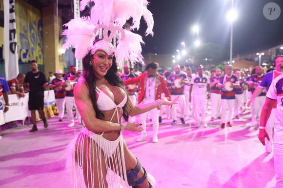 Gracyanne Barbosa é a rainha de bateria da União da Ilha do Governador no carnaval 2026
