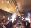 Virgínia aproveitou sua noite cercada de amigos em uma área reservada do restaurante Siena