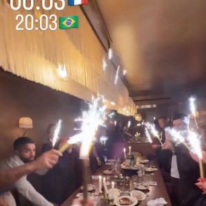 Virgínia aproveitou sua noite cercada de amigos em uma área reservada do restaurante Siena
