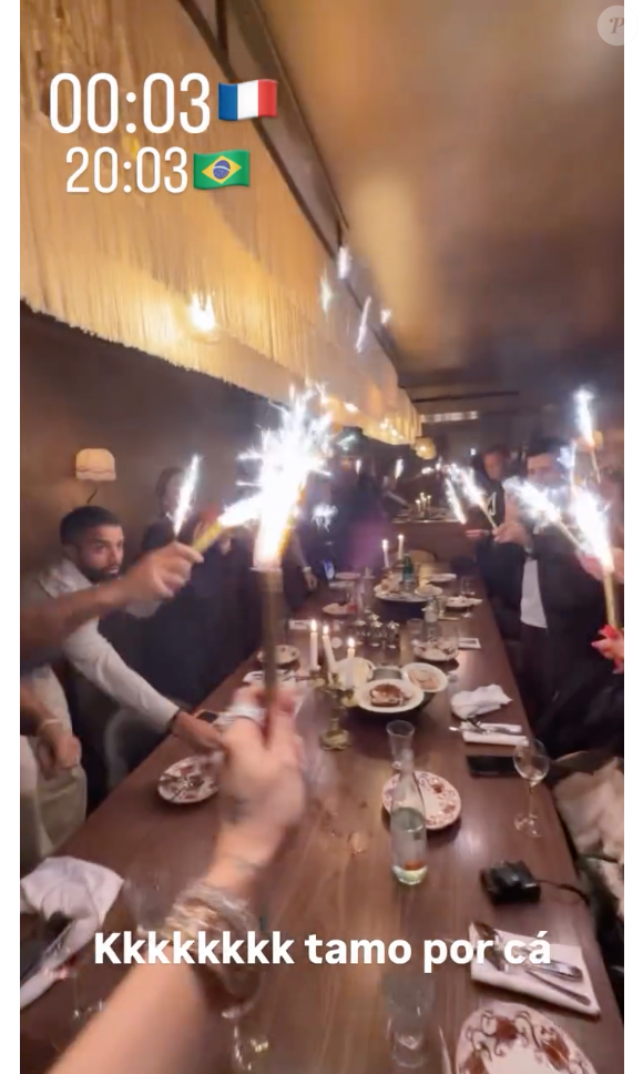 Virgínia aproveitou sua noite cercada de amigos em uma área reservada do restaurante Siena