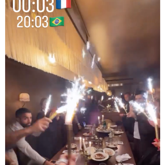 Virgínia aproveitou sua noite cercada de amigos em uma área reservada do restaurante Siena