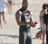 Tico Santa Cruz escolheu a praia de Copacabana para nadar e mostrou seu corpo definido em uma roupa colada