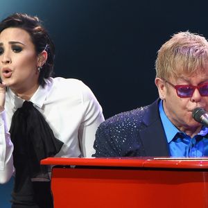 Elton John e Demi Lovato conversaram sobre dependência química e recuperação no documentário 'Dancing With The Devil', lançado em 2021