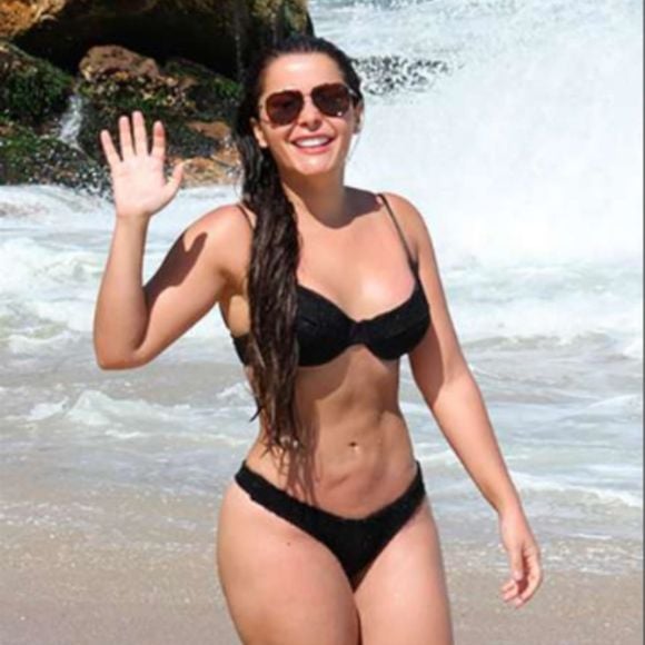 Maraisa também foi flagrada exibindo seu corpão na praia algumas vezes