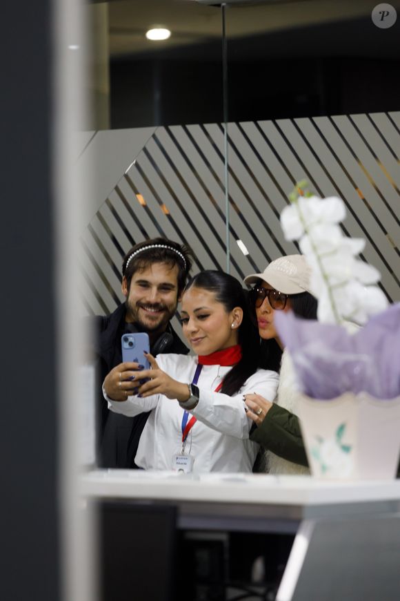 Sabrina Sato elege jaqueta bomber com plumas para viajar com Nicolas Prattes e enfrentar 4°C em novo destino do casal