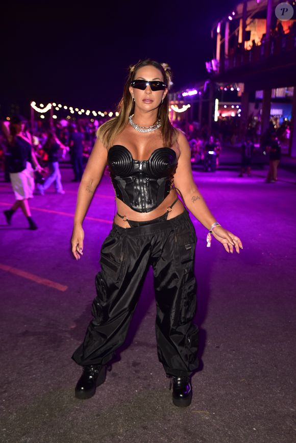 Look com corset e lingerie à mostra: Valesca Popozuda recorreu ao all black no Lollapalooza