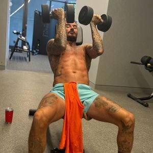 "Eu costumava odiar barras fixas com todas as minhas forças. Eu mal conseguia fazer duas ou três. Agora fazemos quase todos os dias. Me sinto bem", entregou David Beckham