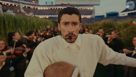 Bad Bunny subiu ao palco com peças assinadas pelo time da Zara, rede de lojas sediada na Espanha