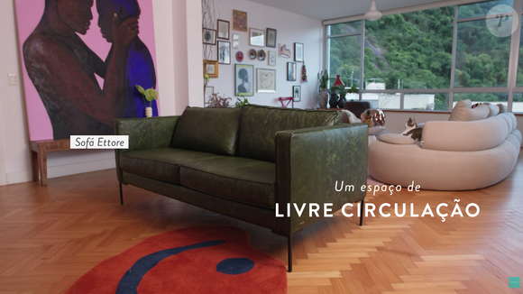 Apartamento de Letícia Colin tem conceito de livre circulação e chama atenção por não ter paredes entre os cômodos