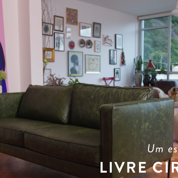 Apartamento de Letícia Colin tem conceito de livre circulação e chama atenção por não ter paredes entre os cômodos