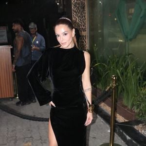 Giovanna Lancellotti volta às novelas em 'Dona de Mim' e na festa da Globo escolheu vestido com fenda assimétrico, mesma opção de Tais Araújo