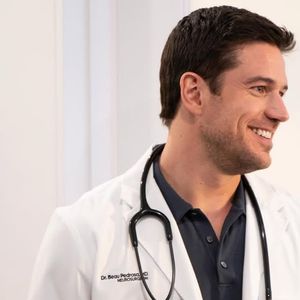Marcos Pigossi surge caracterizado como médico na série americana "Mentes Extraordinárias", produção da NBC
