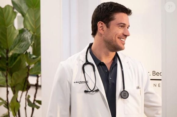 Marcos Pigossi surge caracterizado como médico na série americana "Mentes Extraordinárias", produção da NBC