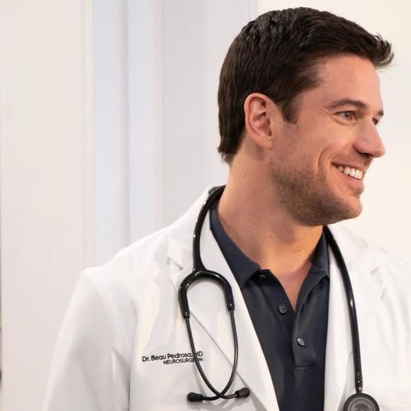 Marcos Pigossi surge caracterizado como médico na série americana "Mentes Extraordinárias", produção da NBC