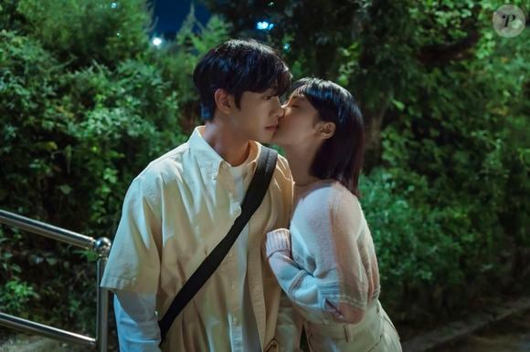 Conforme os protagonistas se aproximam, um amor puro e forte nasce entre os dois, colocando o tempo em segundo plano