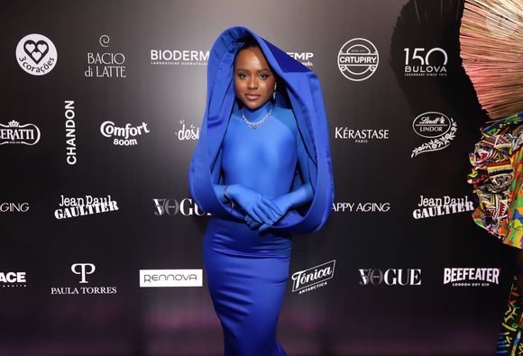 Duda Santos, a protagonista Bia de 'Garota do Momento', surgiu poderosa em fantasia azul