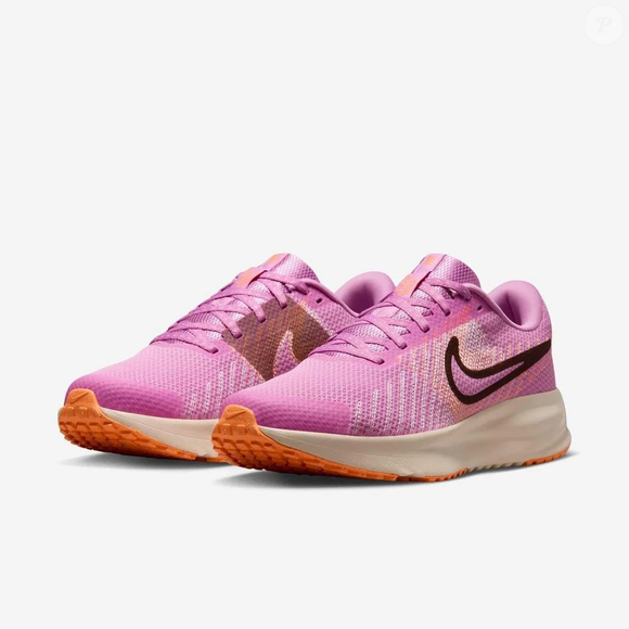 Com sola flexível, tecido respirável e amortecimento confortável, o novo Nike Run Defy Feminino aparece como alternativa estilosa para quem deseja começar hábitos mais saudáveis sem abrir mão da elegância
