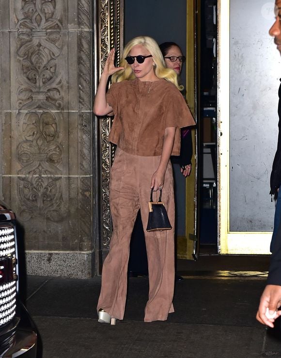 Tons mais neutros, como os terrosos, faziam parte da paleta de Lady Gaga