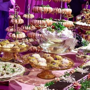 Frutos do mar são apresentados em estruturas douradas de diferentes alturas na festa da WePink