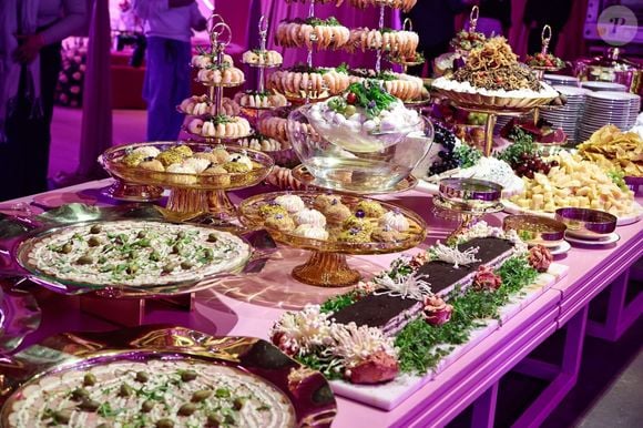 Frutos do mar são apresentados em estruturas douradas de diferentes alturas na festa da WePink