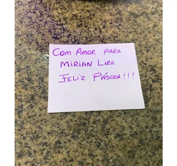 A pessoa que enviou o doce não se identificou e deixou um bilhete escrito: ‘Com amor, para Mirian Lira. Feliz Páscoa’