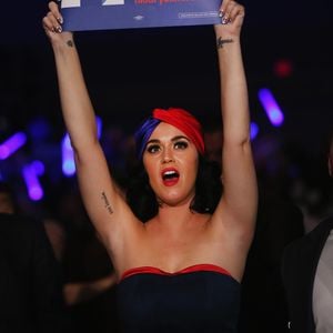 Aniversariante deste domingo (25), Katy Perry chega aos 42 anos com uma carreira que ultrapassou o universo da música pop e ganhou espaço em debates políticos. Publicamente apoiadora do Partido Democrata nos Estados Unidos, a artista participou de comícios de Kamala Harris em 2024 e também teve seu nome associado a episódios políticos no Brasil