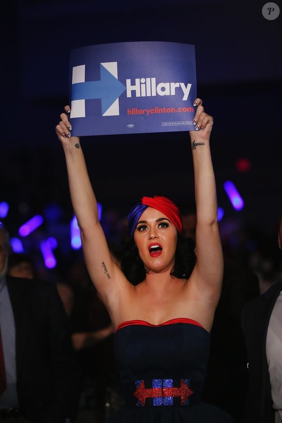 Aniversariante deste domingo (25), Katy Perry chega aos 42 anos com uma carreira que ultrapassou o universo da música pop e ganhou espaço em debates políticos. Publicamente apoiadora do Partido Democrata nos Estados Unidos, a artista participou de comícios de Kamala Harris em 2024 e também teve seu nome associado a episódios políticos no Brasil