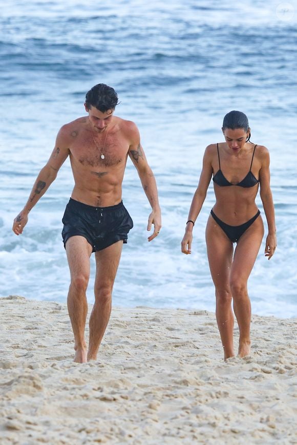Shawn Mendes e Bruna Marquezine exibem corpos sarados durante flagra em praia carioca