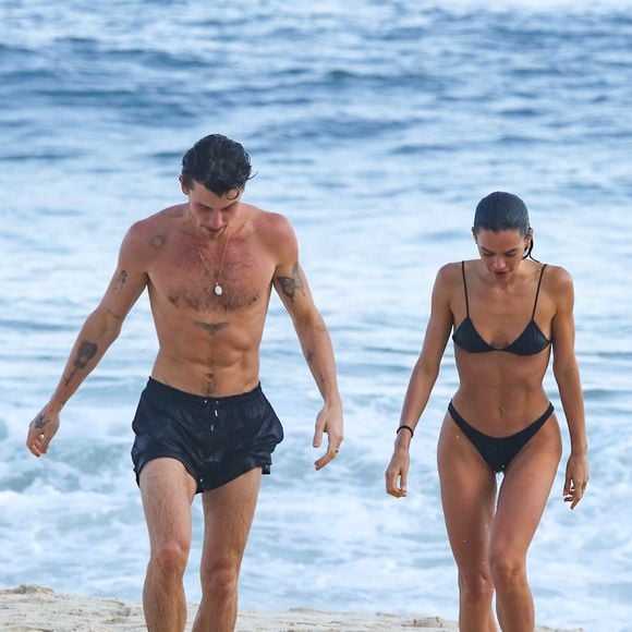 Shawn Mendes e Bruna Marquezine exibem corpos sarados durante flagra em praia carioca