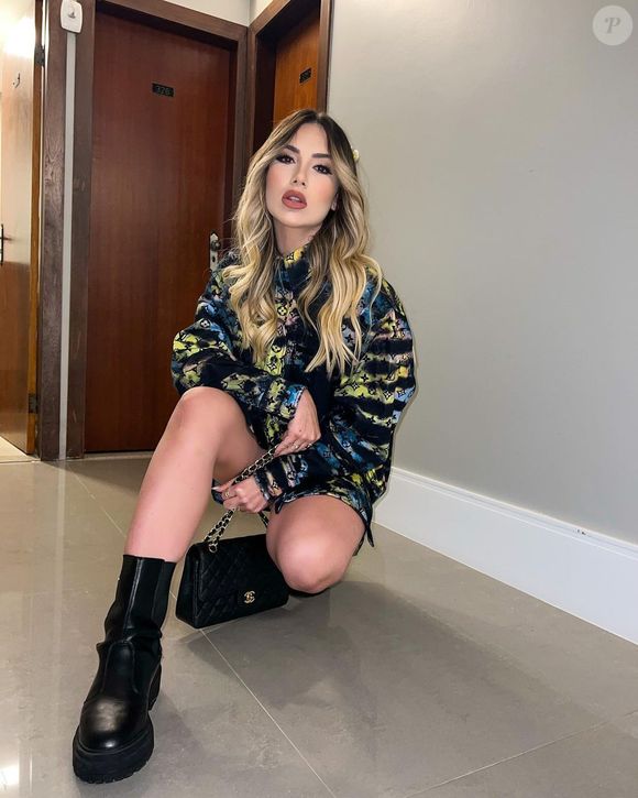 Virginia Fonseca combinava looks de frio com botas tratoradas