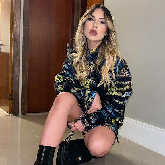 Virginia Fonseca combinava looks de frio com botas tratoradas