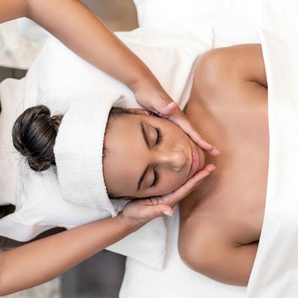 O Blossom Facial combina uma esfoliação delicada com máscara de argila branca da Amazônia, seguida de uma massagem que relaxa e estimula a pele