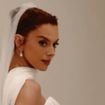 Giovanna Lancellotti aposta em vestido de noiva grifado com decote drapeado para casamento com Gabriel David. Veja fotos do look!
