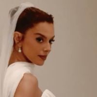 Giovanna Lancellotti aposta em vestido de noiva grifado com decote drapeado para casamento com Gabriel David. Veja fotos do look!
