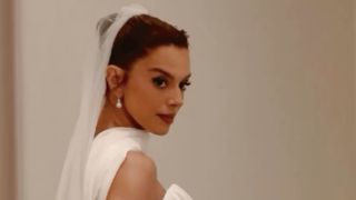Giovanna Lancellotti aposta em vestido de noiva grifado com decote drapeado para casamento com Gabriel David. Veja fotos do look!