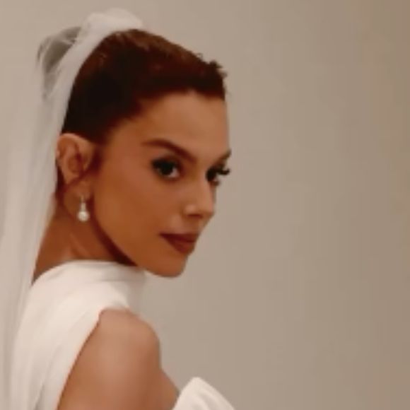 Casamento de Giovanna Lancellotti: atriz aposta em vestido de noiva grifado com decote drapeado; elegância rouba a cena em fotos