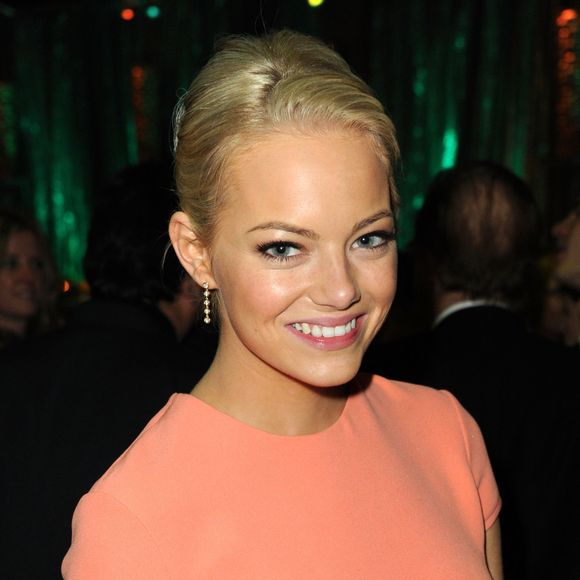 2011: nesta foto, Emma Stone aparece completamente diferente e mais rejuvenescida